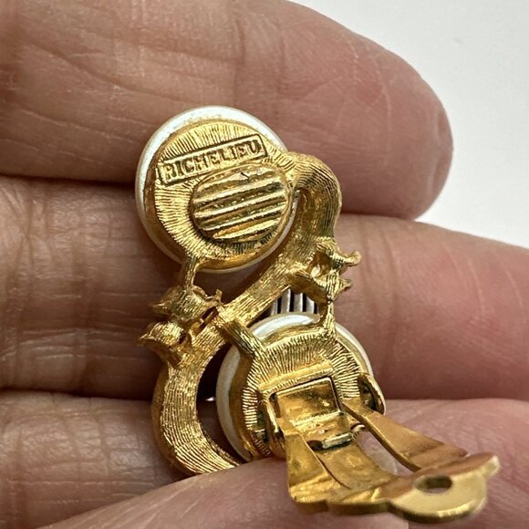 Vintage Richelieu Faux Pearl Gold Tone Rhinestones Jewelry Earrings Clip On - Picture 11 of 15